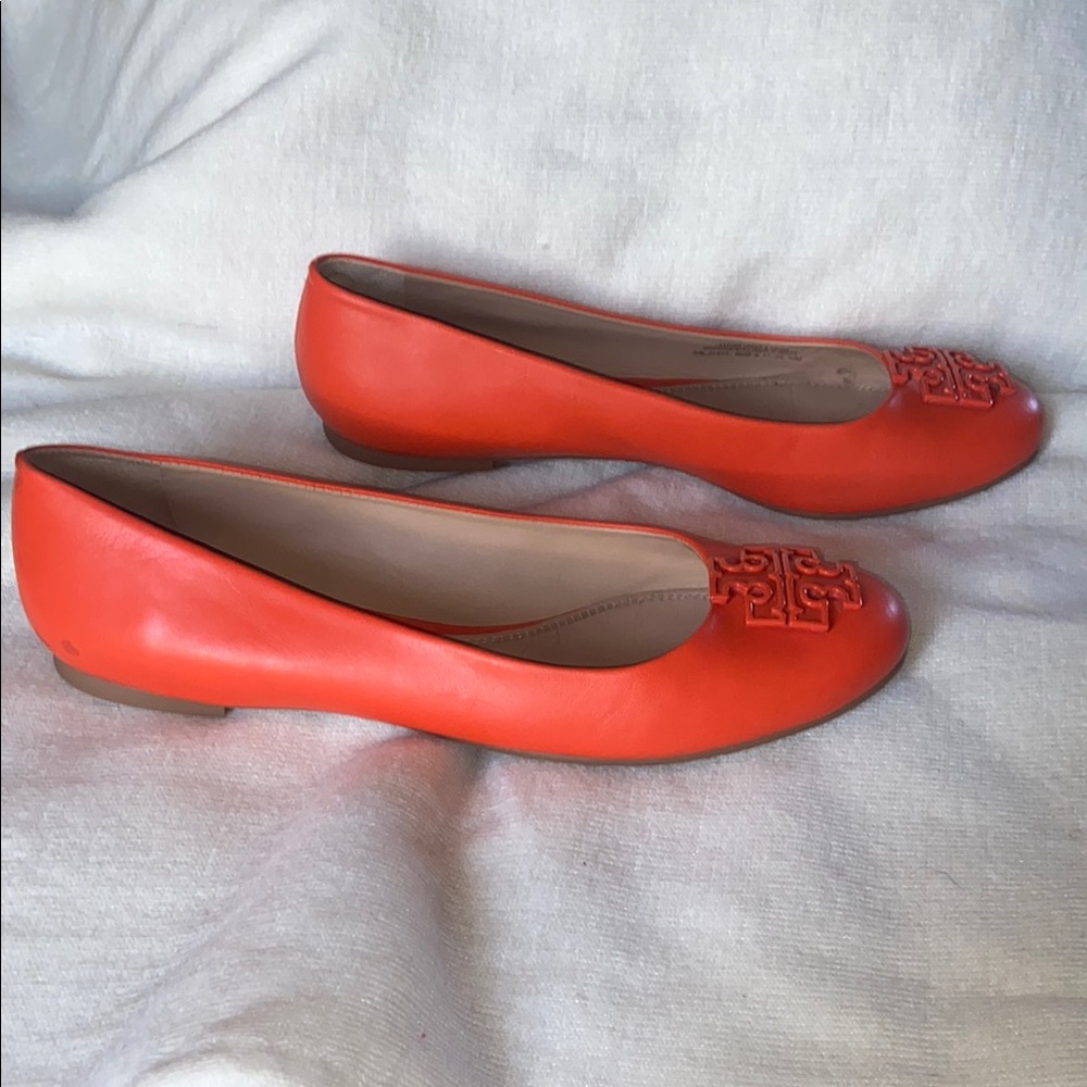 Tory Burch Orange Flats with Signature Logo - Picture 2 of 7